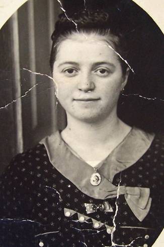 Mutter Anna Maria Gibson, geborene Ott, vor ihrer Flucht nach Waidhofen an ...
